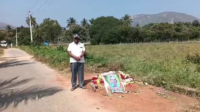 ತುಮಕೂರು: ಸ್ಮಶಾನವಿಲ್ಲವೆಂದು ರಸ್ತೆಯಲ್ಲೇ ಅಂತ್ಯಸಂಸ್ಕಾರ ಮಾಡಿದ ಕುಟುಂಬ