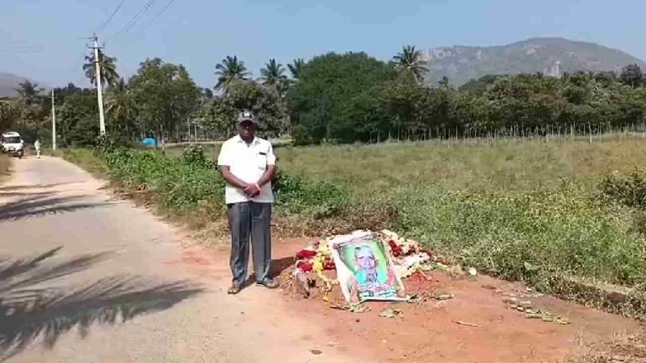 ತುಮಕೂರು: ಸ್ಮಶಾನವಿಲ್ಲವೆಂದು ರಸ್ತೆಯಲ್ಲೇ ಅಂತ್ಯಸಂಸ್ಕಾರ ಮಾಡಿದ ಕುಟುಂಬಸ್ಥರು