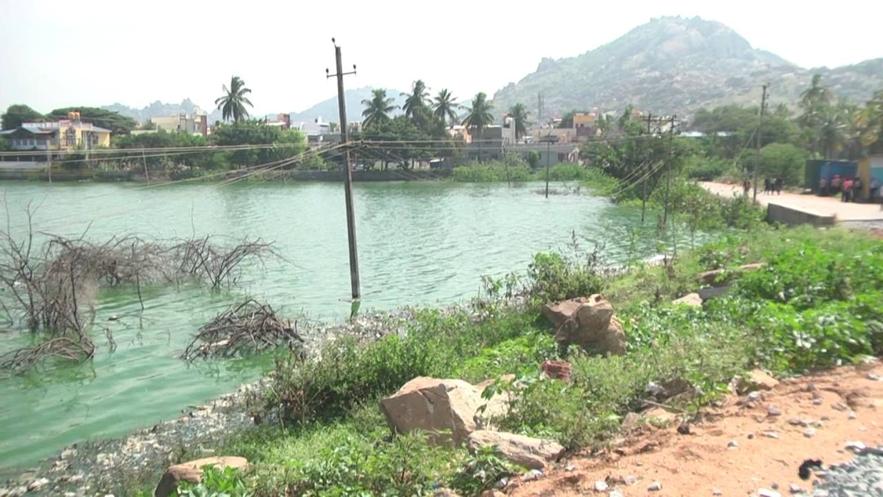 Tv9 Impact BESCOM Department EE has written a letter to remove the electric poles in the lake near Matadakurubarahatti chitradurga