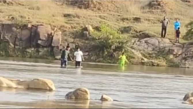 ಜಾರ್ಖಂಡ್​: ಪೊಲೀಸರಿಂದ ತಪ್ಪಿಸಿಕೊಳ್ಳಲು ನದಿಗೆ ಹಾರಿದ 6 ಸೈಬರ್ ಅಪರಾಧಿಗಳು