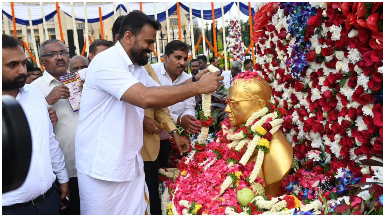 ಸಂವಿಧಾನ ಶಿಲ್ಪಿ ಡಾ. ಬಿ.ಆರ್​. ಅಂಬೇಡ್ಕರ್​ ಅವರ ಪ್ರತಿಮೆಗೆ ಡಾಲಿ ಧನಂಜಯ್​ ಅವರು ಪುಷ್ಪ ನಮನ ಸಲ್ಲಿಸಿದ್ದಾರೆ. ಈ ವೇಳೆ ಸಮಾಜ ಕಲ್ಯಾಣ ಸಚಿವ ಡಾ. ಹೆಚ್.ಸಿ. ಮಹದೇವಪ್ಪ, ಮಾಜಿ ಸಚಿವ ಹೆಚ್. ಆಂಜನೇಯ ಮತ್ತು ಇತರ ಗಣ್ಯರು ಉಪಸ್ಥಿತರಿದ್ದರು.