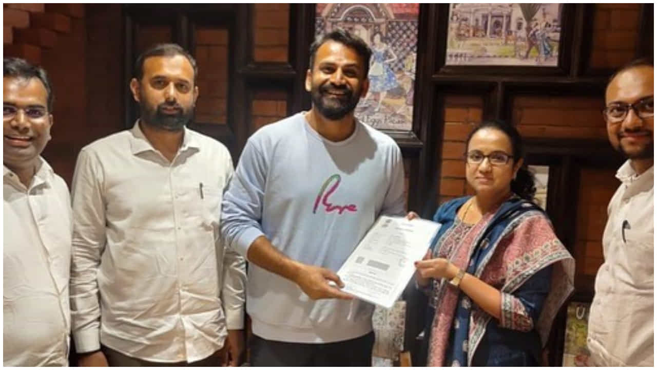 ನಟ ಡಾಲಿ ಧನಂಜಯ್ ಅವರು ಸಾಕಷ್ಟು ಖ್ಯಾತಿ ಗಳಿಸಿದ್ದಾರೆ. ದಿನದಿಂದ ದಿನಕ್ಕೆ ಅವರ ಪ್ರಸಿದ್ಧಿ ಹೆಚ್ಚಾಗುತ್ತಿದೆ. ಕೆಲವು ಉತ್ಪನ್ನಗಳಿಗೆ ಅವರು ಪ್ರಚಾರ ರಾಯಭಾರಿ ಆಗಿದ್ದಾರೆ. ಸರ್ಕಾರದ ಲಿಡ್ಕರ್ ಬ್ರ್ಯಾಂಡ್ಗೂ ಅವರು ರಾಯಭಾರಿ ಆಗಿರುವುದು ವಿಶೇಷ. ಇದು ಅವರ ಅಭಿಮಾನಿಗಳಿಗೆ ಖುಷಿ ನೀಡಿದೆ.