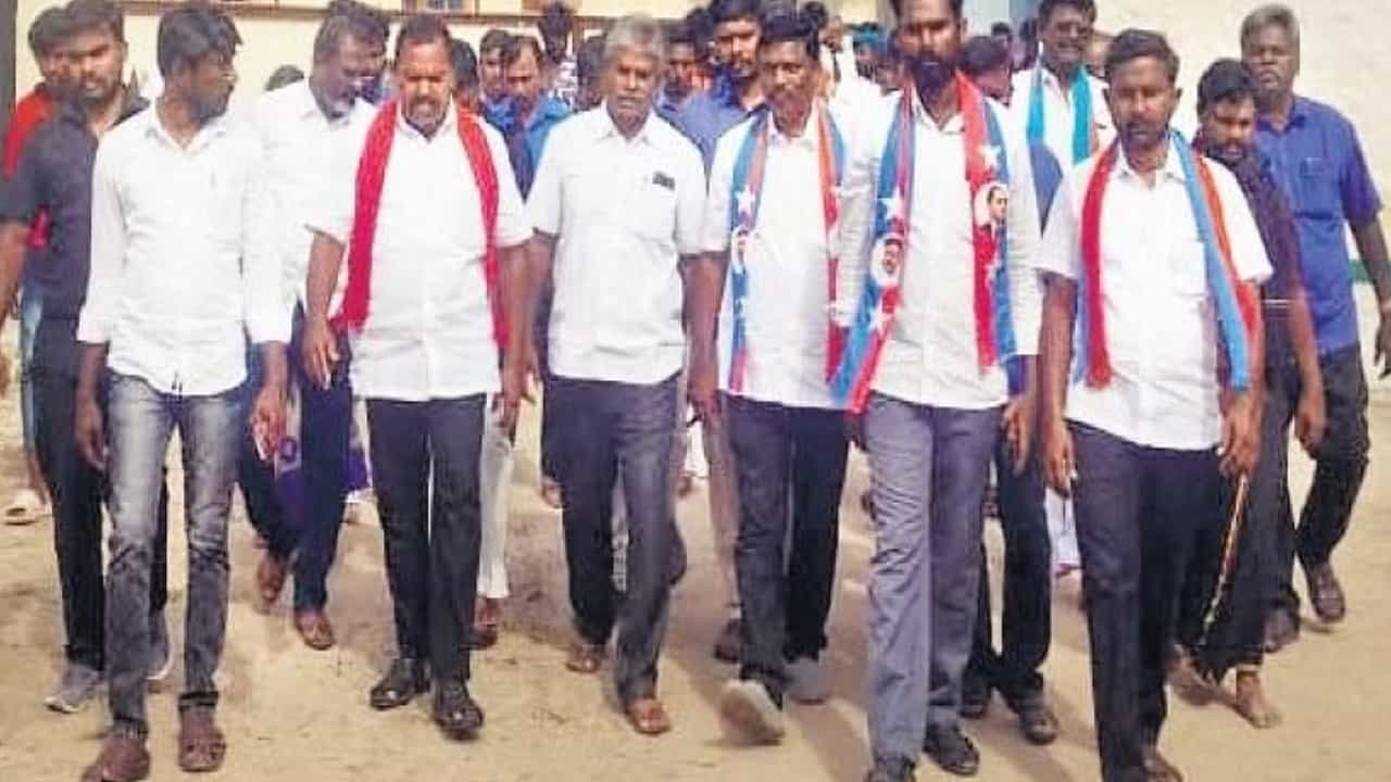 ತಮಿಳುನಾಡು: ಚಪ್ಪಲಿ ಧರಿಸಿ ನಡೆಯುವಂತಿಲ್ಲ; ಸ್ವಾತಂತ್ರ್ಯ ಪೂರ್ವದ ಈ ಅಲಿಖಿತ ಆಚರಣೆಗೆ ಅಂತ್ಯ ಹಾಡಿದ ದಲಿತರು ತಮಿಳುನಾಡು: ಚಪ್ಪಲಿ ಧರಿಸಿ ನಡೆಯುವಂತಿಲ್ಲ; ಸ್ವಾತಂತ್ರ್ಯ ಪೂರ್ವದ ಈ ಅಲಿಖಿತ ಆಚರಣೆಗೆ ಅಂತ್ಯ ಹಾಡಿದ ದಲಿತರು