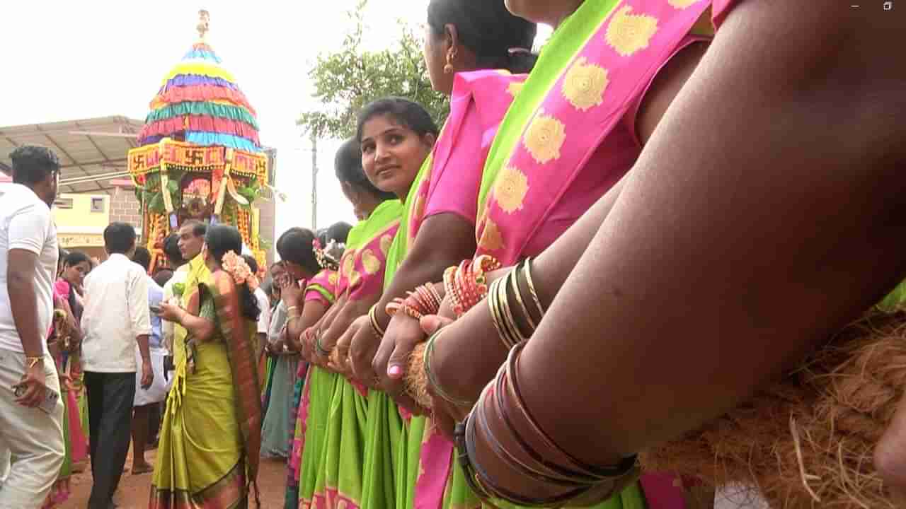 ವಿಜೃಂಭಣೆಯಿಂದ ನಡೆದ ಕರಿಬಸವೇಶ್ವರ ಜಾತ್ರೆಯಲ್ಲಿದೆ ವಿಶೇಷ; ಮಹಿಳೆಯರೇ ರಥ ಎಳೆಯುವ ಸಂಪ್ರದಾಯ
