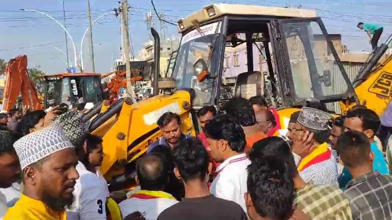 ದಾವಣಗೆರೆ ರಿಂಗ್ ರೋಡ್ ಕಾಮಗಾರಿಗಾಗಿ ತೆರವು ಕಾರ್ಯಾಚರಣೆ; 144 ನಿಷೇಧಾಜ್ಞೆ ಜಾರಿ, ಪಾಲಿಕೆ ಆಯುಕ್ತೆ ವಿರುದ್ಧ ಆಕ್ರೋಶ ದಾವಣಗೆರೆ ರಿಂಗ್ ರೋಡ್ ಕಾಮಗಾರಿಗಾಗಿ ತೆರವು ಕಾರ್ಯಾಚರಣೆ; 144 ನಿಷೇಧಾಜ್ಞೆ ಜಾರಿ, ಪಾಲಿಕೆ ಆಯುಕ್ತೆ ವಿರುದ್ಧ ಆಕ್ರೋಶ
