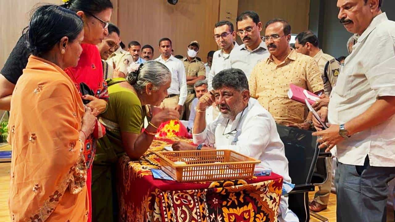 ಜ.3ರಿಂದ ಡಿಕೆ ಶಿವಕುಮಾರ್ ಜನಸ್ಪಂದನಾ ಕಾರ್ಯಕ್ರಮ, ಸ್ಥಳದಲ್ಲೇ ಸಮಸ್ಯೆಗೆ ಪರಿಹಾರ ಜ.3ರಿಂದ ಡಿಕೆ ಶಿವಕುಮಾರ್ ಜನಸ್ಪಂದನಾ ಕಾರ್ಯಕ್ರಮ, ಸ್ಥಳದಲ್ಲೇ ಸಮಸ್ಯೆಗೆ ಪರಿಹಾರ