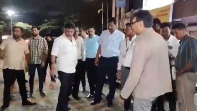 ಎಸ್​ಪಿ ರೋಡ್​ನಲ್ಲಿ ರಸ್ತೆ ಗುಂಡಿ ವೀಕ್ಷಿಸಿದ ಡಿಸಿಎಂ ಡಿಕೆ ಶಿವಕುಮಾರ್​