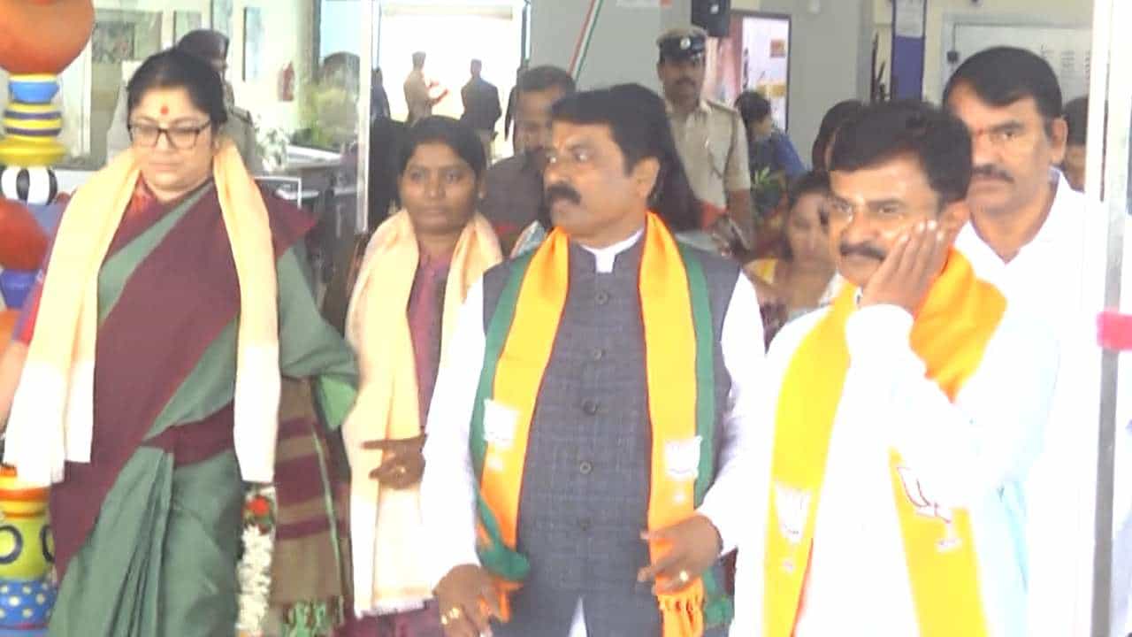 ಬೆಳಗಾವಿ ಮಹಿಳೆ ವಿವಸ್ತ್ರಗೊಳಿಸಿ ಹಲ್ಲೆ ಪ್ರಕರಣ; ಆಸ್ಪತ್ರೆಗೆ ಭೇಟಿ ನೀಡಿದ ದೆಹಲಿ ಬಿಜೆಪಿ ನಿಯೋಗ ಬೆಳಗಾವಿ ಮಹಿಳೆ ವಿವಸ್ತ್ರಗೊಳಿಸಿ ಹಲ್ಲೆ ಪ್ರಕರಣ; ಆಸ್ಪತ್ರೆಗೆ ಭೇಟಿ ನೀಡಿದ ದೆಹಲಿ ಬಿಜೆಪಿ ನಿಯೋಗ