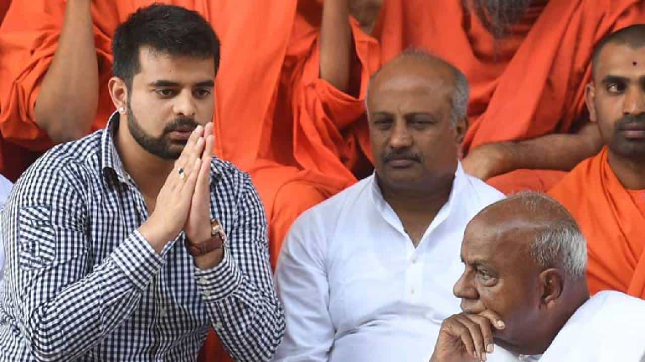 ಹಾಸನದಿಂದಲೇ ಅಖಾಡಕ್ಕಿಳಿಯುತ್ತಾರಾ ದೇವೇಗೌಡ್ರು? ಪ್ರಜ್ವಲ್ ರೇವಣ್ಣ ಗತಿ ಏನು? ಹಾಸನದಿಂದಲೇ ಅಖಾಡಕ್ಕಿಳಿಯುತ್ತಾರಾ ದೇವೇಗೌಡ್ರು? ಪ್ರಜ್ವಲ್ ರೇವಣ್ಣ ಗತಿ ಏನು?