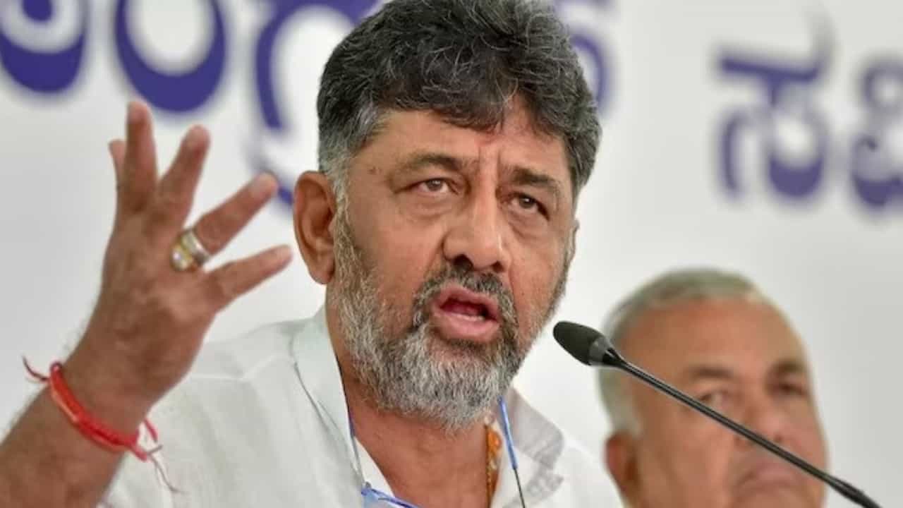 ದೆಹಲಿಗೆ ಪ್ರಯಾಣಿಸಿದ ಡಿಕೆ ಶಿವಕುಮಾರ್; ಯಾರಾಗುತ್ತಾರೆ ತೆಲಂಗಾಣ ಸಿಎಂ? ದೆಹಲಿಗೆ ಪ್ರಯಾಣಿಸಿದ ಡಿಕೆ ಶಿವಕುಮಾರ್; ಯಾರಾಗುತ್ತಾರೆ ತೆಲಂಗಾಣ ಸಿಎಂ?