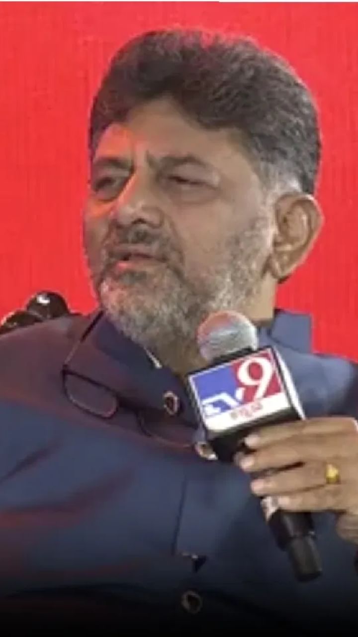 ತೆಲಂಗಾಣ ಸಿಎಂ ಆಯ್ಕೆ ವಿಚಾರವಾಗಿ ದೆಹಲಿಯಲ್ಲಿದ್ದ ಡಿಸಿಎಂ ಡಿಕೆ ಶಿವಕುಮಾರ್ ಬುಧವಾರ ಬೆಂಗಳೂರಿಗೆ ಬಂದರು.