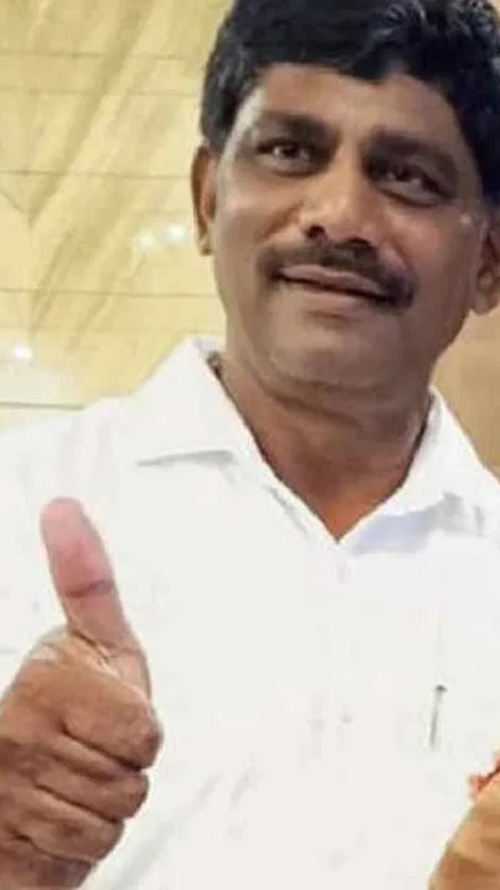 ಭಾಷಣದ ಮಧ್ಯೆ ರೈತರೊಬ್ಬರು ಬರ ಪರಿಹಾರ ನೀಡುವಂತೆ ಕೇಳಿದ್ದಾರೆ.
