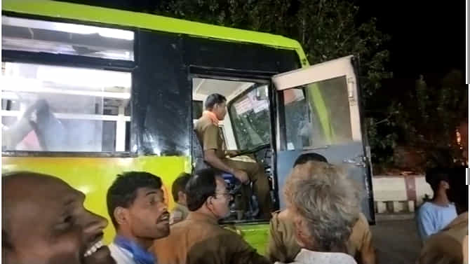 ಗದಗದಲ್ಲಿ ಚಾಲಕ ಸರ್ಕಾರಿ ಬಸ್ ​ ಸ್ಟೇರಿಂಗ್ ತಿರುಗಿಸಿದ್ರೂ ತಿರುಗದ ಚಕ್ರ