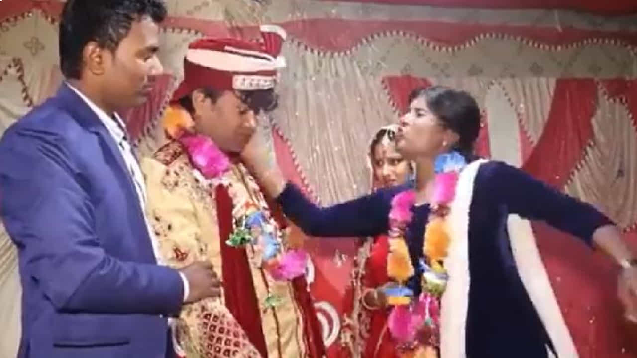 Viral Video: ಮದ್ಯದ ನಶೆಯಲ್ಲಿ ವಧುವಿನ ಬದಲು ಬೇರೊಬ್ಬಳಿಗೆ ಹಾರ ಹಾಕಿದ ವರ; ಮುಂದೇನಾಯಿತು ಗೊತ್ತಾ? Viral Video: ಮದ್ಯದ ನಶೆಯಲ್ಲಿ ವಧುವಿನ ಬದಲು ಬೇರೊಬ್ಬಳಿಗೆ ಹಾರ ಹಾಕಿದ ವರ; ಮುಂದೇನಾಯಿತು ಗೊತ್ತಾ?