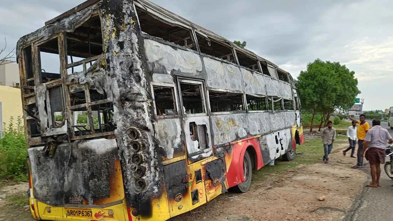 ಬೈಪಾಸ್‌ ರಸ್ತೆಯಲ್ಲಿ ಭಸ್ಮಗೊಂಡ ಐಷಾರಾಮಿ ಖಾಸಗಿ ಟ್ರಾವೆಲ್ಸ್‌ ಬಸ್‌,  ಒಬ್ಬರ ಸಜೀವ ದಹನ