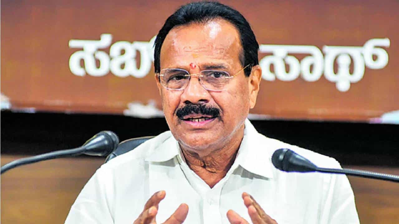 ಬಾಯಿಗೆ ಬಂದಂತೆ ಮಾತಾಡುವವರ ವಿರುದ್ಧ ಕ್ರಮ ಕೈಗೊಳ್ಳಲು ತಾಕತ್ ಇಲ್ಲ: ಸ್ವಪಕ್ಷದ ನಾಯಕರ ನಡೆಗೆ ಡಿವಿಎಸ್ ಬೇಸರ