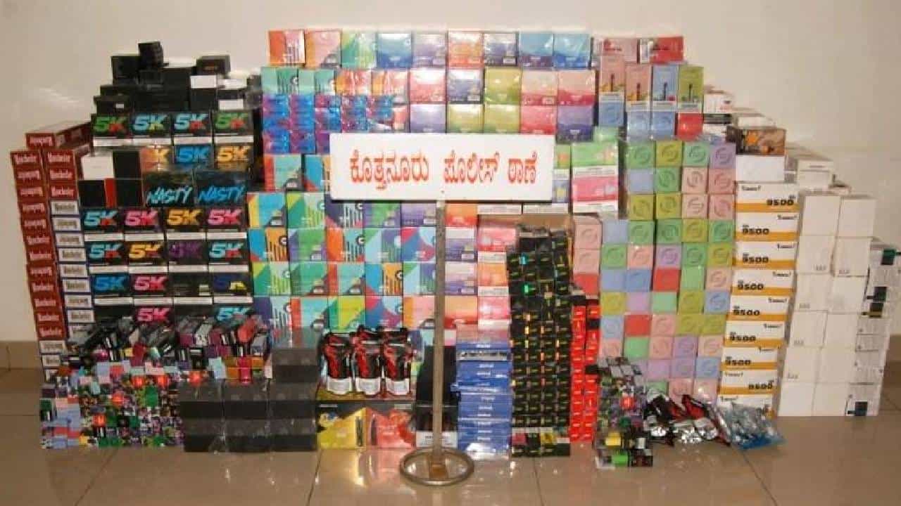 ಬೆಂಗಳೂರು: ಗಿಫ್ಟ್ ಸೆಂಟರ್ ಮೂಲಕ ಇ-ಸಿಗರೇಟ್ ಮಾರಾಟ ಮಾಡುತ್ತಿದ್ದ ಐವರ ಬಂಧನ ಬೆಂಗಳೂರು: ಗಿಫ್ಟ್ ಸೆಂಟರ್ ಮೂಲಕ ಇ-ಸಿಗರೇಟ್ ಮಾರಾಟ ಮಾಡುತ್ತಿದ್ದ ಐವರ ಬಂಧನ