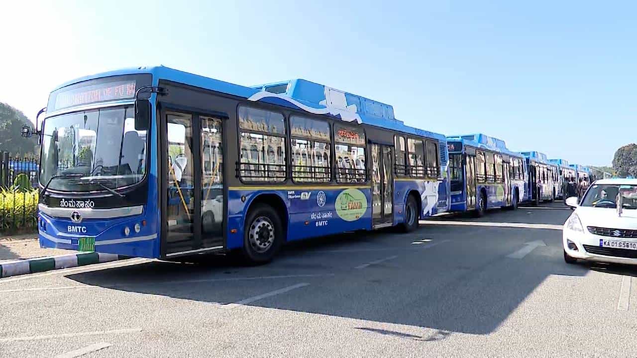 Electric Bus: 100 ಹೊಸ ಎಲೆಕ್ಟ್ರಿಕ್ ಬಸ್ಗಳಿಗೆ ಸಿಎಂ ಸಿದ್ದರಾಮಯ್ಯ ಚಾಲನೆ, ವಿಶೇಷತೆಗಳೇನು? Electric Bus: 100 ಹೊಸ ಎಲೆಕ್ಟ್ರಿಕ್ ಬಸ್ಗಳಿಗೆ ಸಿಎಂ ಸಿದ್ದರಾಮಯ್ಯ ಚಾಲನೆ, ವಿಶೇಷತೆಗಳೇನು?