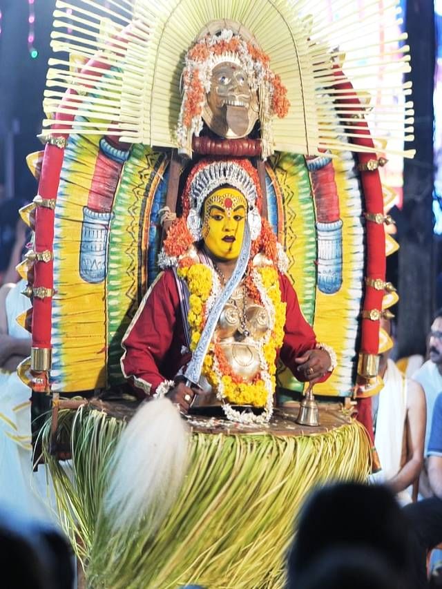 ಉಡುಪಿಯಲ್ಲಿ ನಡೆದ ಅಪರೂಪದ ಕೋಲ; ಕಣ್ತುಂಬಿಕೊಂಡ ಸಾವಿರಾರು ಭಕ್ತರು