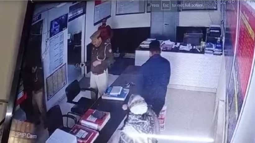 ಪಾಸ್ಪೋರ್ಟ್ ಪರಿಶೀಲನೆಗೆಂದು ಪೊಲೀಸ್ಠಾಣೆಗೆ ಬಂದಿದ್ದ ಮಹಿಳೆಗೆ ಗುಂಡು ತಗುಲಿ ಸಾವು