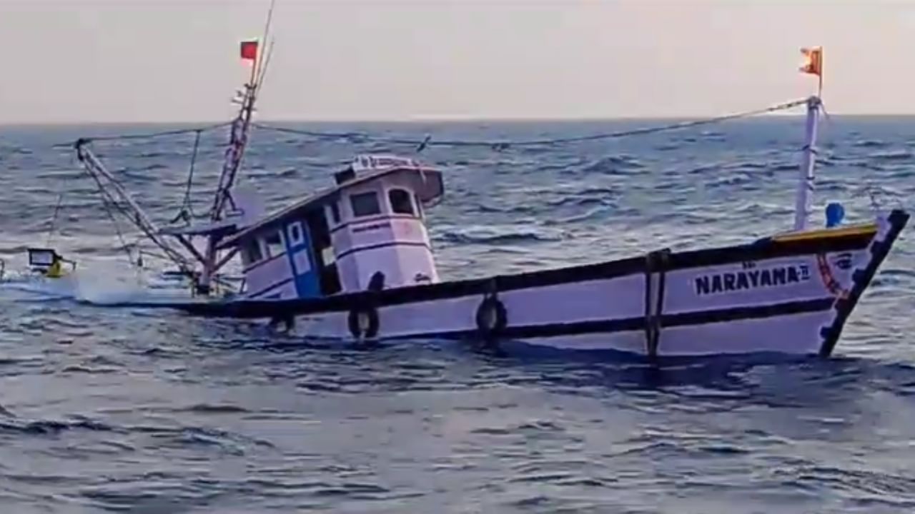 ಮಲ್ಪೆ ಬಳಿ ಮುಳುಗುತ್ತಿರುವ ಮೀನುಗಾರಿಕಾ ಬೋಟ್ನಿಂದ 8 ಮೀನುಗಾರರ ರಕ್ಷಣೆ: ವಿಡಿಯೋ ನೋಡಿ ಮಲ್ಪೆ ಬಳಿ ಮುಳುಗುತ್ತಿರುವ ಮೀನುಗಾರಿಕಾ ಬೋಟ್ನಿಂದ 8 ಮೀನುಗಾರರ ರಕ್ಷಣೆ: ವಿಡಿಯೋ ನೋಡಿ