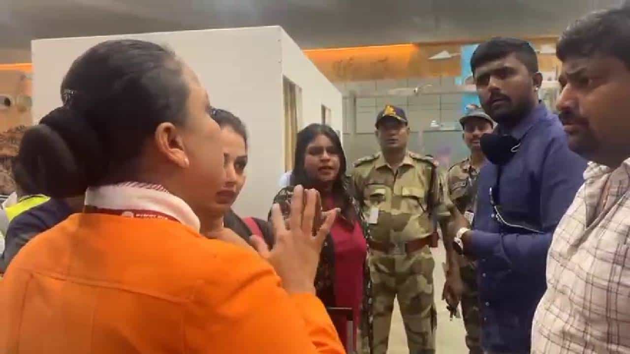ಮಂಗಳೂರಿನಿಂದ ಬೆಂಗಳೂರಿಗೆ ತೆರಳಬೇಕಿದ್ದ ವಿಮಾನ ಕಡೆಯ ಕ್ಷಣದಲ್ಲಿ ರದ್ದು ಮಂಗಳೂರಿನಿಂದ ಬೆಂಗಳೂರಿಗೆ ತೆರಳಬೇಕಿದ್ದ ವಿಮಾನ ಕಡೆಯ ಕ್ಷಣದಲ್ಲಿ ರದ್ದು