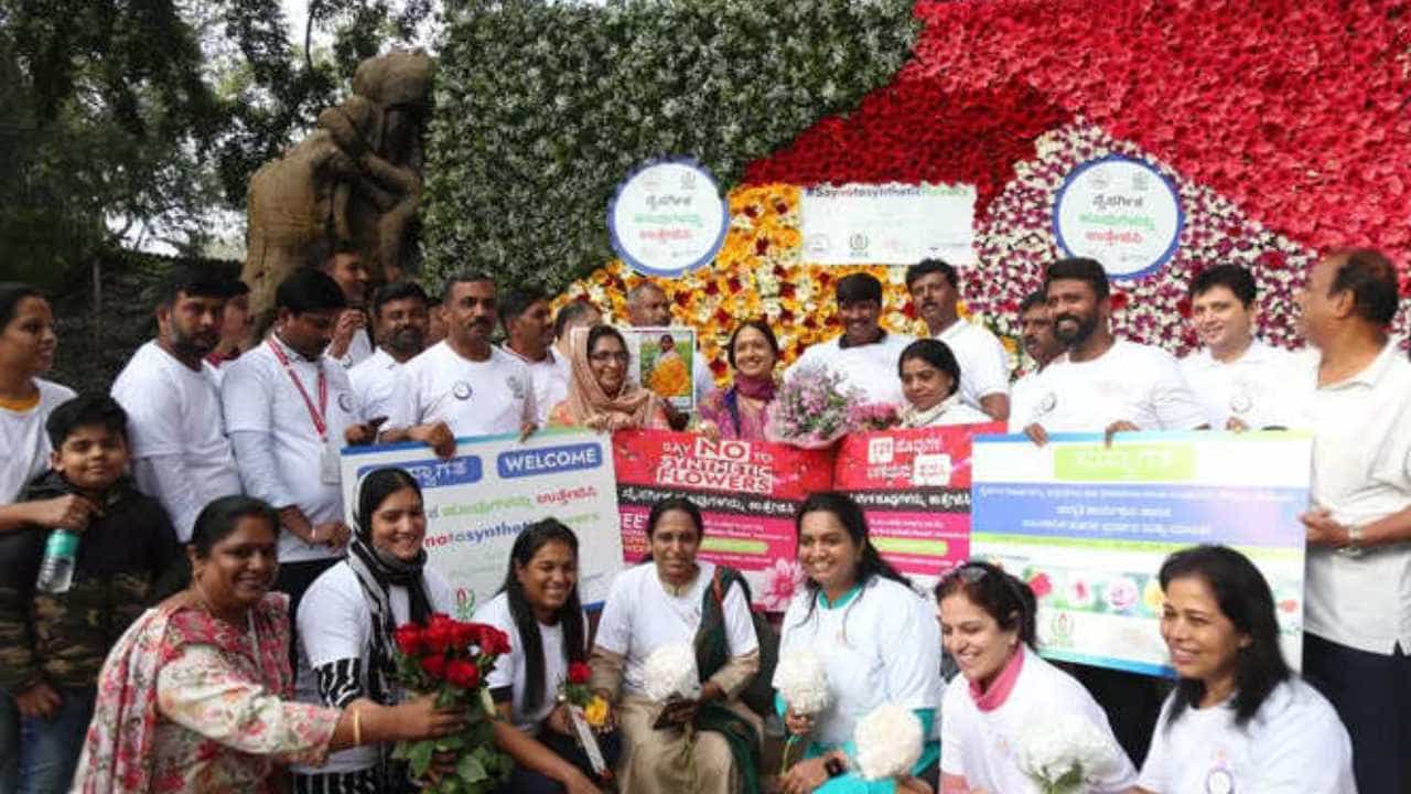 ನೈಸರ್ಗಿಕ ಹೂವು ಬಳಕೆಗೆ ಕರೆ: ಕೃತಕ ಹೂವು ಬಳಸದಂತೆ ರಾಜ್ಯದ ಹೂವು ಬೆಳೆಗಾರರಿಂದ ವಿನೂತನ ಜಾಗೃತಿ ನೈಸರ್ಗಿಕ ಹೂವು ಬಳಕೆಗೆ ಕರೆ: ಕೃತಕ ಹೂವು ಬಳಸದಂತೆ ರಾಜ್ಯದ ಹೂವು ಬೆಳೆಗಾರರಿಂದ ವಿನೂತನ ಜಾಗೃತಿ