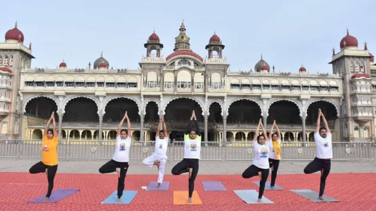 ಟ್ಯಾಕ್ಸ್ ಕಟ್ಟಲ್ಲಾ ಏನೂ ಇಲ್ಲ- ಪ್ರವಾಸಿ ವೀಸಾದಲ್ಲಿ ಬಂದು ಮೈಸೂರಿನಲ್ಲಿ ಅಕ್ರಮವಾಗಿ ದುಡ್ಡು ಮಾಡುವುದೇ ಈ ವಿದೇಶಿ ಯುವಕರ ‘ಯೋಗ’ ಟ್ಯಾಕ್ಸ್ ಕಟ್ಟಲ್ಲಾ ಏನೂ ಇಲ್ಲ- ಪ್ರವಾಸಿ ವೀಸಾದಲ್ಲಿ ಬಂದು ಮೈಸೂರಿನಲ್ಲಿ ಅಕ್ರಮವಾಗಿ ದುಡ್ಡು ಮಾಡುವುದೇ ಈ ವಿದೇಶಿ ಯುವಕರ ‘ಯೋಗ’