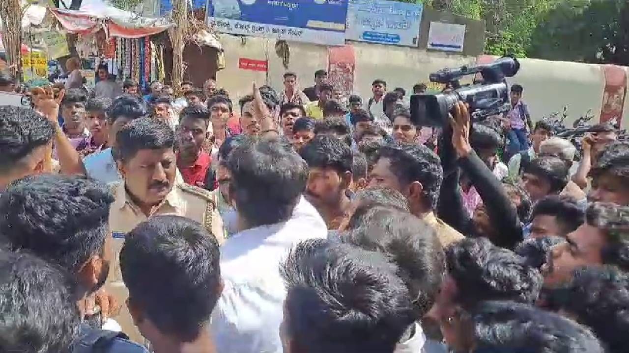 ABVP strike in Gadag for no bus in gadag to go school and colleges   