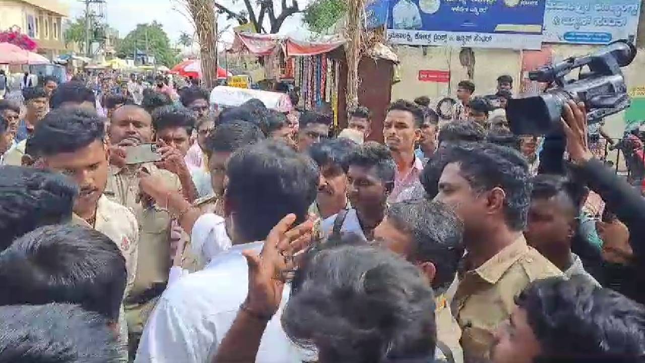 ABVP strike in Gadag for no bus in gadag to go school and colleges   