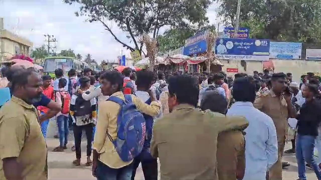 ABVP strike in Gadag for no bus in gadag to go school and colleges   