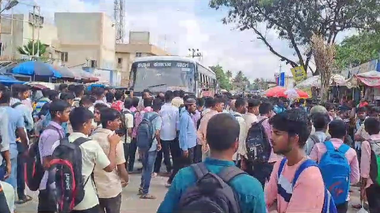 ABVP strike in Gadag for no bus in gadag to go school and colleges   