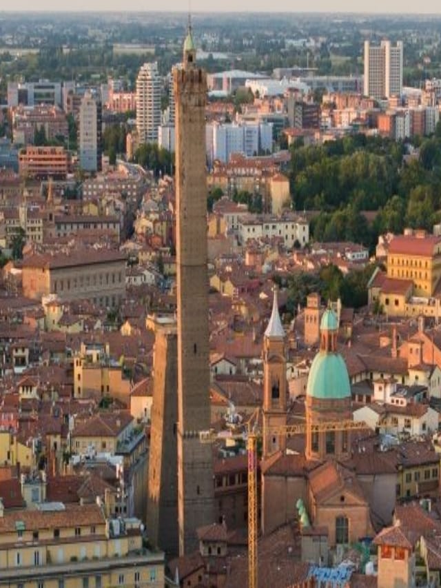 ಅಪಾಯದ ಭೀತಿಯಲ್ಲಿ ಇಟಲಿಯ ಬೊಲೊಗ್ನಾದಲ್ಲಿರುವ ಗರಿಸೆಂಡಾ ಗೋಪುರ