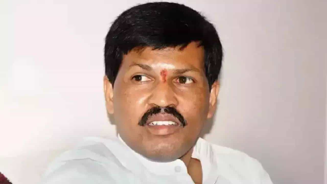 ಬಿಜೆಪಿ ವಿರುದ್ಧ ಗೂಳಿಹಟ್ಟಿ ಮತ್ತೆ ವಾಗ್ದಾಳಿ; ಹೆಡ್ಗೆವಾರ್ ಸ್ಮಾರಕದೊಳಗೆ ನಾನು ಹೋಗಿದ್ದ ವಿಡಿಯೋ ರಿಲೀಸ್ ಮಾಡಿ ಎಂದು ಸವಾಲ್ ಬಿಜೆಪಿ ವಿರುದ್ಧ ಗೂಳಿಹಟ್ಟಿ ಮತ್ತೆ ವಾಗ್ದಾಳಿ; ಹೆಡ್ಗೆವಾರ್ ಸ್ಮಾರಕದೊಳಗೆ ನಾನು ಹೋಗಿದ್ದ ವಿಡಿಯೋ ರಿಲೀಸ್ ಮಾಡಿ ಎಂದು ಸವಾಲ್