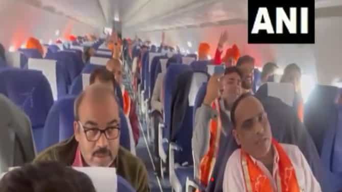 ಅಯೋಧ್ಯೆ ಏರ್​​ಪೋರ್ಟ್​​​ಗೆ ಬಂದ ವಿಮಾನದಲ್ಲಿ ಹನುಮಾನ್ ಚಾಲೀಸಾ ಪಠಣ