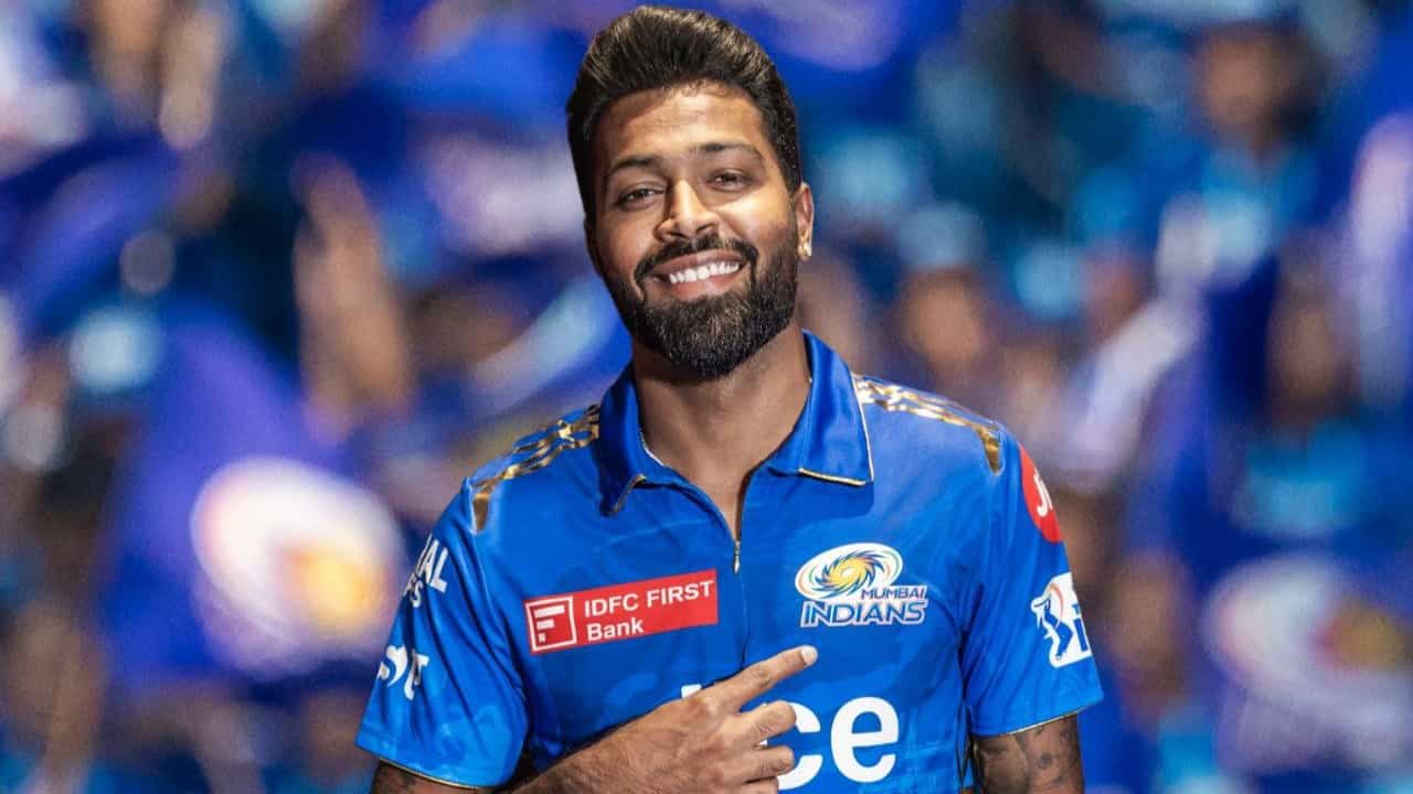 IPL 2024: ಇಂಡಿಯನ್ ಪ್ರೀಮಿಯರ್ ಲೀಗ್ ಸೀಸನ್-17 ರಲ್ಲಿ ಹಾರ್ದಿಕ್ ಪಾಂಡ್ಯ (Hardik Pandya) ಮುಂಬೈ ಇಂಡಿಯನ್ಸ್ ಪರ ಕಣಕ್ಕಿಳಿಯಲಿರುವುದು ಗೊತ್ತೇ ಇದೆ. ಗುಜರಾತ್ ಟೈಟಾನ್ಸ್ ತಂಡದಲ್ಲಿದ್ದ ಪಾಂಡ್ಯರನ್ನು ಐಪಿಎಲ್ ಹರಾಜಿಗೂ ಮುನ್ನ ಮುಂಬೈ ಇಂಡಿಯನ್ಸ್ ಫ್ರಾಂಚೈಸಿ ಟ್ರೇಡ್ ಮಾಡಿಕೊಂಡಿತ್ತು.