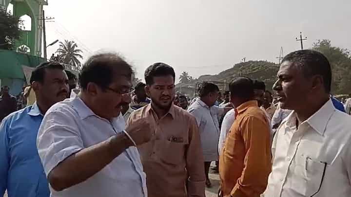 ಸರ್ಕಾರಿ ಅಧಿಕಾರಿಗೆ ಅವಾಚ್ಯ ಶಬ್ದಗಳಿಂದ ಬೈಗುಳ, ಬಿಜೆಪಿ ಶಾಸಕ ಬಿಪಿ ಹರೀಶ್ ವಿಡಿಯೋ ವೈರಲ್ ಸರ್ಕಾರಿ ಅಧಿಕಾರಿಗೆ ಅವಾಚ್ಯ ಶಬ್ದಗಳಿಂದ ಬೈಗುಳ, ಬಿಜೆಪಿ ಶಾಸಕ ಬಿಪಿ ಹರೀಶ್ ವಿಡಿಯೋ ವೈರಲ್
