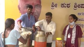 ಹಾವೇರಿ ಜಿಲ್ಲಾಸ್ಪತ್ರೆಗೆ ಬರುವ ನೂರಾರು ಜನರಿಗೆ ಪ್ರತಿ ದಿನ ಅನ್ನಸಂತರ್ಪಣೆ ಹಾವೇರಿ ಜಿಲ್ಲಾಸ್ಪತ್ರೆಗೆ ಬರುವ ನೂರಾರು ಜನರಿಗೆ ಪ್ರತಿ ದಿನ ಅನ್ನಸಂತರ್ಪಣೆ