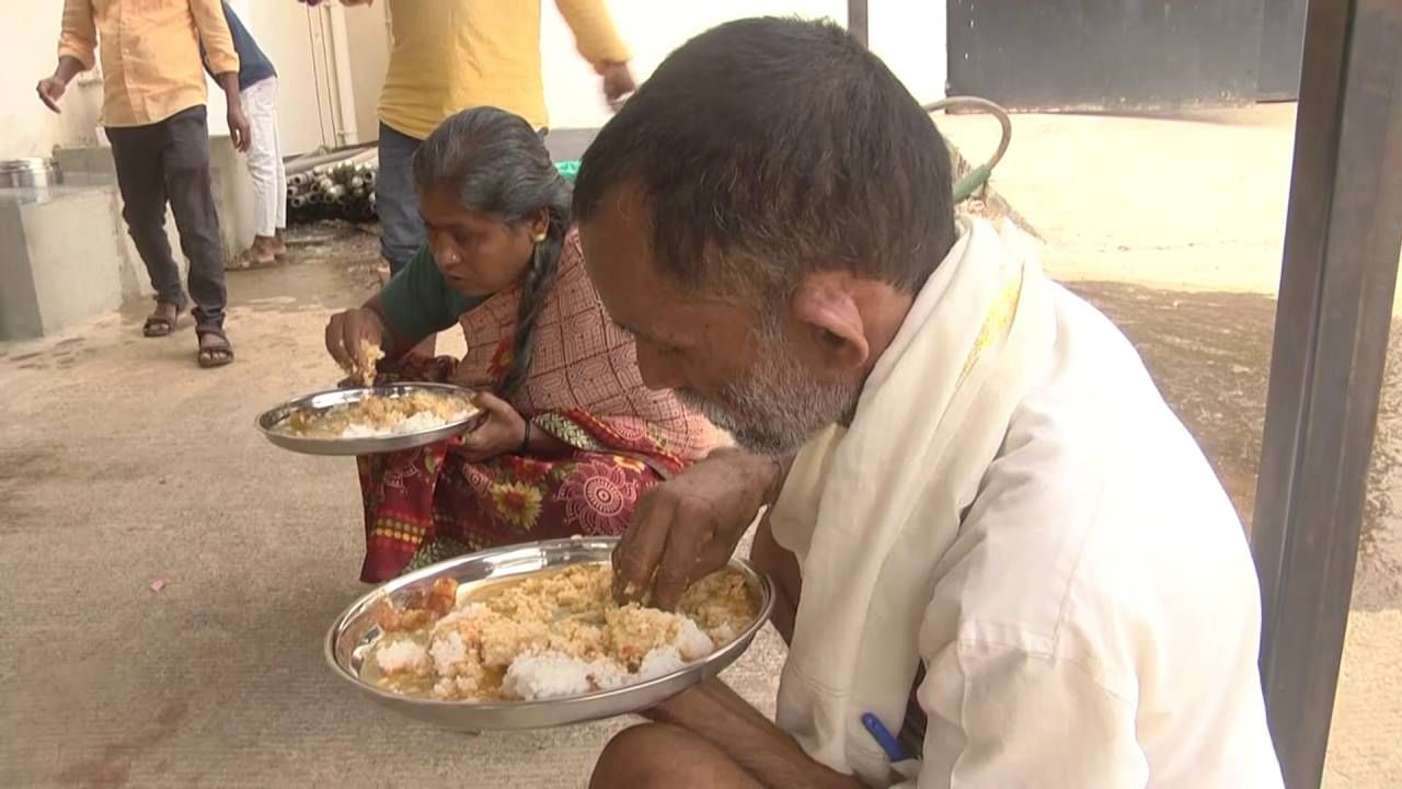 ಒಂದು ವರ್ಷಗಳ ಕಾಲ ಈ ಅನ್ನಸಂತರ್ಪಣೆ ಮಾಡಲು ಉದ್ದೇಶಿಸಿ ಕಳೆದ ಒಂದು ತಿಂಗಳಿಂದ ಆಸ್ಪತ್ರೆಗೆ ಬರುವ ರೋಗಿಗಳ ಸಂಬಂಧಿಕರನ್ನು ಗುರುತಿಸಿ ಅವರಿಗೆ ಪ್ರತಿದಿನ ಹನ್ನೆರಡು ಘಂಟೆಯಿಂದ ಒಂದು ಘಂಟೆಯ ವರೆಗೆ ಊಟ ಬಡಿಸುವ ಕಾರ್ಯ ಮಾಡುತ್ತಿದ್ದಾರೆ.