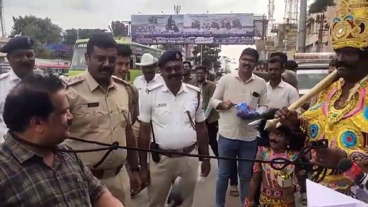 ಯಮಧರ್ಮ, ಚಿತ್ರಗುಪ್ತ, ಯಮಕಿಂಕರರ ವೇಷ ಧರಿಸಿ ವಿನೂತನವಾಗಿ ಹೆಲ್ಮೆಟ್ ಜಾಗೃತಿ ಮೂಡಿಸಿದ ಹಾವೇರಿ ಪೊಲೀಸರು ಯಮಧರ್ಮ, ಚಿತ್ರಗುಪ್ತ, ಯಮಕಿಂಕರರ ವೇಷ ಧರಿಸಿ ವಿನೂತನವಾಗಿ ಹೆಲ್ಮೆಟ್ ಜಾಗೃತಿ ಮೂಡಿಸಿದ ಹಾವೇರಿ ಪೊಲೀಸರು