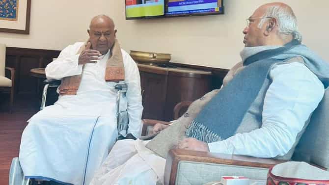 BJP ಜೊತೆಗಿನ ಮೈತ್ರಿ ನಡುವೆ ಮಲ್ಲಿಕಾರ್ಜುನ ಖರ್ಗೆ ಭೇಟಿಯಾದ ದೇವೇಗೌಡ