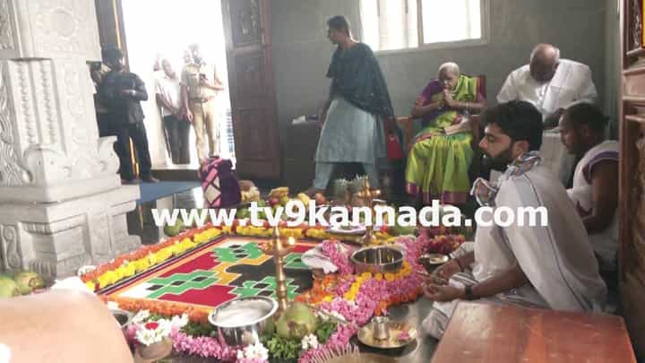 ಹುಟ್ಟೂರು ಹರದನಹಳ್ಳಿಯಲ್ಲಿ ಮನೆ ದೇವರಿಗೆ ಹೆಚ್ಡಿಡಿ ದಂಪತಿ ಪೂಜೆ ಹುಟ್ಟೂರು ಹರದನಹಳ್ಳಿಯಲ್ಲಿ ಮನೆ ದೇವರಿಗೆ ಹೆಚ್ಡಿಡಿ ದಂಪತಿ ಪೂಜೆ