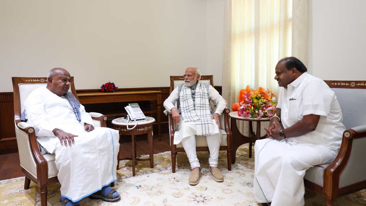 ಲೋಕಸಭೆ ಚುನಾವಣೆಯಲ್ಲಿ ನಿಖಿಲ್ ಸ್ಪರ್ಧಿಸಲ್ಲ, ಆದರೆ: ಮೋದಿ ಭೇಟಿ ಬಳಿಕ ಹೆಚ್ಡಿ ಕುಮಾರಸ್ವಾಮಿ ಕೊಟ್ಟ ಸುಳಿವು ಏನು? ಲೋಕಸಭೆ ಚುನಾವಣೆಯಲ್ಲಿ ನಿಖಿಲ್ ಸ್ಪರ್ಧಿಸಲ್ಲ, ಆದರೆ: ಮೋದಿ ಭೇಟಿ ಬಳಿಕ ಹೆಚ್ಡಿ ಕುಮಾರಸ್ವಾಮಿ ಕೊಟ್ಟ ಸುಳಿವು ಏನು?
