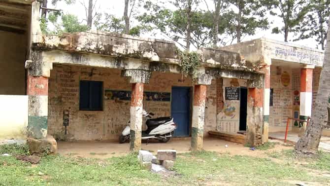ಹೊಸಕೋಟೆ: ದುರಂತಕ್ಕೆ ಕಾದಿದೆ ಸರ್ಕಾರಿ ಶಾಲೆಯ ಕಟ್ಟಡ