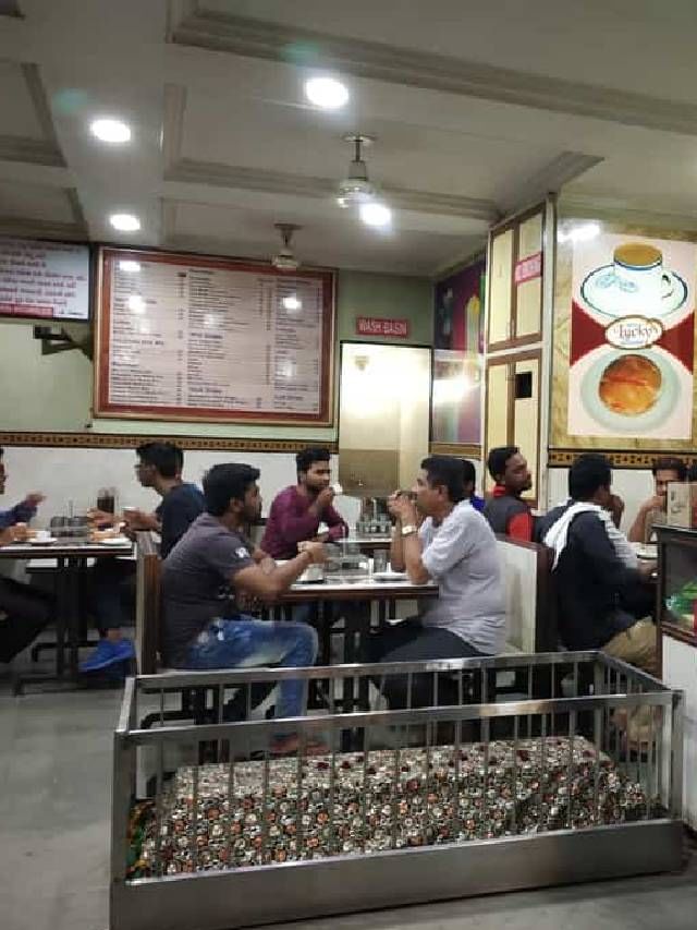 ಸ್ಮಶಾನದ ಮಧ್ಯೆ ರೆಸ್ಟೋರೆಂಟ್​, ಸಮಾಧಿ ಪಕ್ಕದಲ್ಲೇ ಊಟ