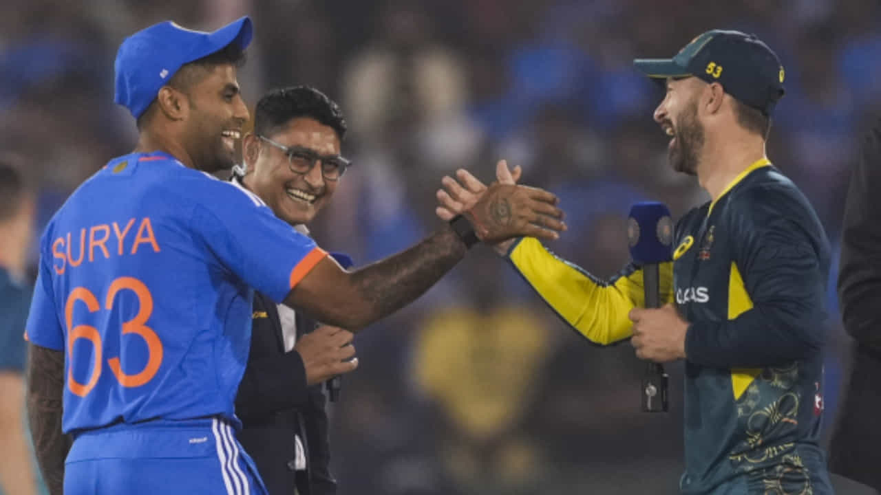 IND vs AUS: ಬೆಂಗಳೂರಿನಲ್ಲಿ ಟಾಸ್ ಸೋತ ಭಾರತ; ತಂಡದಲ್ಲಿ 1 ಬದಲಾವಣೆ IND vs AUS: ಬೆಂಗಳೂರಿನಲ್ಲಿ ಟಾಸ್ ಸೋತ ಭಾರತ; ತಂಡದಲ್ಲಿ 1 ಬದಲಾವಣೆ