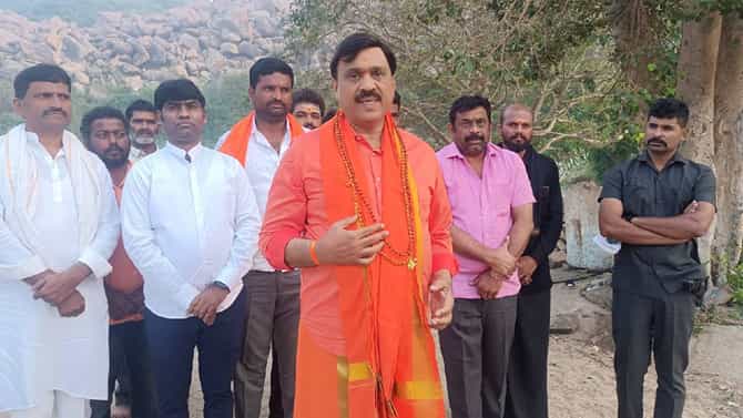 ವಿಶೇಷ ಪೂಜೆ ಸಲ್ಲಿಸಿ ಹನುಮ ಮಾಲೆ ಧರಿಸಿದ ಶಾಸಕ ಜನಾರ್ದನ ರೆಡ್ಡಿ