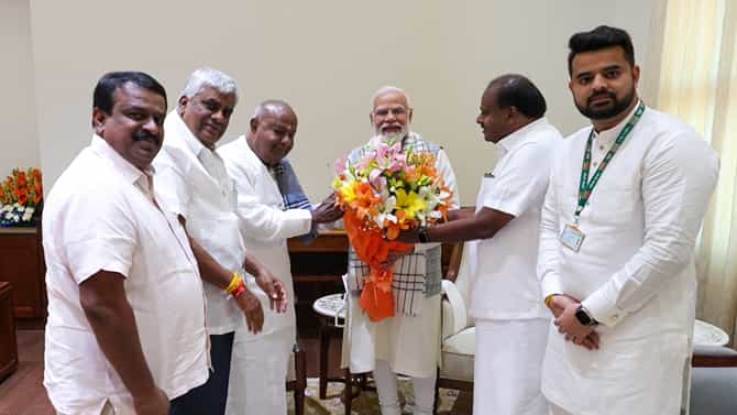ಪ್ರಧಾನಿ ಮೋದಿ ಭೇಟಿಯಾದ ಹೆಚ್​ಡಿ ದೇವೇಗೌಡ, ಕುಮಾರಸ್ವಾಮಿ, ರೇವಣ್ಣ