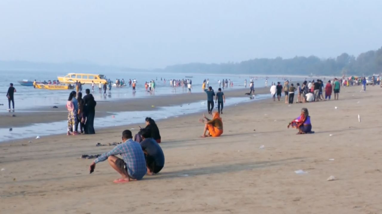 ಹೊಸ ವರ್ಷಾಚರಣೆ: ಕಾರವಾರ ಕಡಲ ತೀರಕ್ಕೆ ಪ್ರವಾಸಿಗರ ಪ್ರವಾಹ, ಹೋಟೆಲ್, ರೆಸಾರ್ಟ್, ಹೋಮ್ ಸ್ಟೇಗಳು ಹೌಸ್ ಫುಲ್ ಹೊಸ ವರ್ಷಾಚರಣೆ: ಕಾರವಾರ ಕಡಲ ತೀರಕ್ಕೆ ಪ್ರವಾಸಿಗರ ಪ್ರವಾಹ, ಹೋಟೆಲ್, ರೆಸಾರ್ಟ್, ಹೋಮ್ ಸ್ಟೇಗಳು ಹೌಸ್ ಫುಲ್