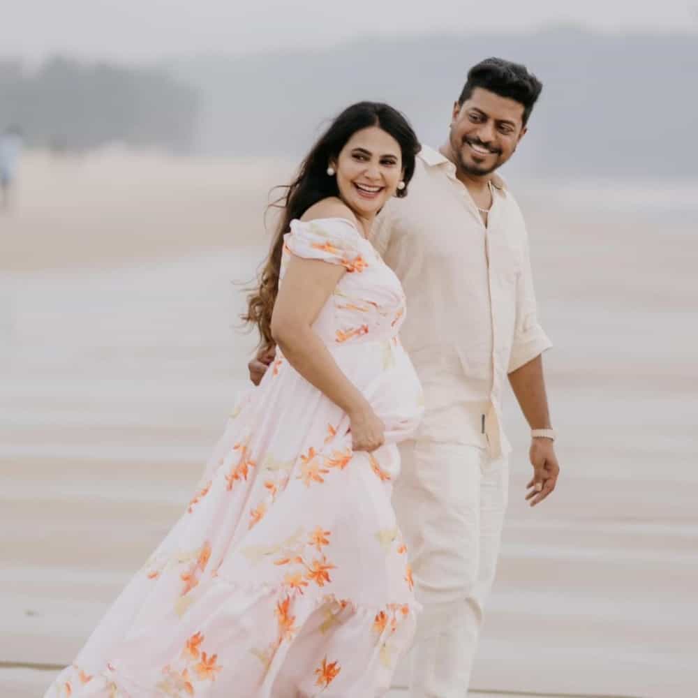 ‘ರಾಧಾ ರಮಣ’ ಧಾರಾವಾಹಿ ಮೂಲಕ ನಟಿ ಕಾವ್ಯಾ ಗೌಡ ಚಿರಪರಿಚಿತರಾಗಿದ್ದಾರೆ. ಕೊರೊನಾ ಸಂದರ್ಭದಲ್ಲಿ ಅವರು ಸಿಂಪಲ್ ಆಗಿ ಮದುವೆ ಆಗಿದ್ದರು. ಈಗ ಅವರು ಅಭಿಮಾನಿಗಳ ಬಳಿ ಗುಡ್ ನ್ಯೂಸ್ ಹಂಚಿಕೊಂಡಿದ್ದಾರೆ.